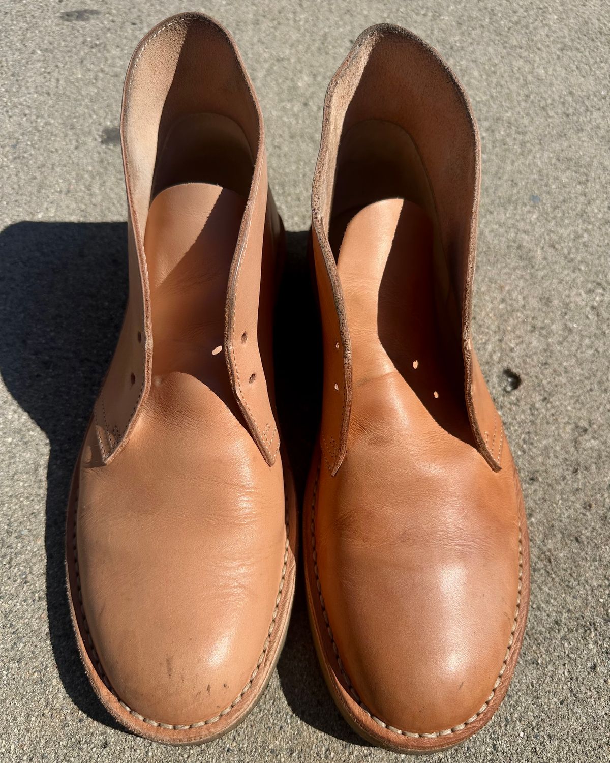 Photo by SighUnzips on May 9, 2025 of the Clarks Desert Boot in Unknown Natural Veg Tan.