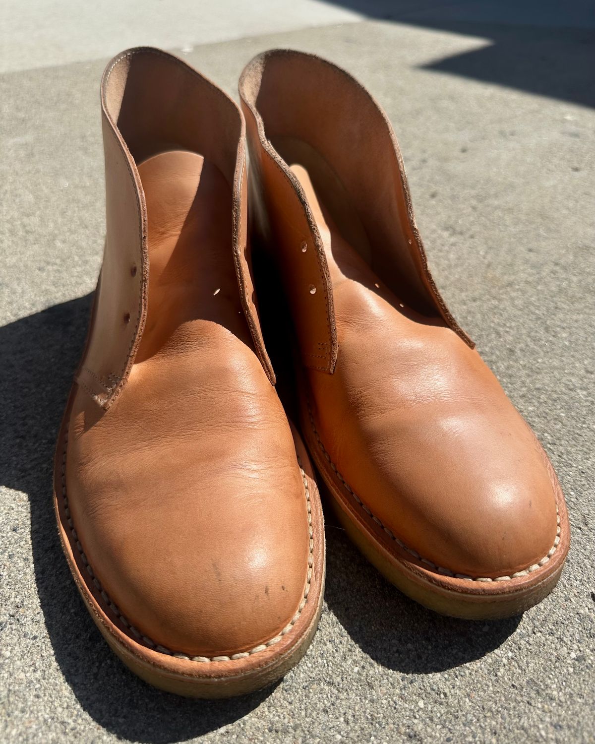 Photo by SighUnzips on May 9, 2025 of the Clarks Desert Boot in Unknown Natural Veg Tan.