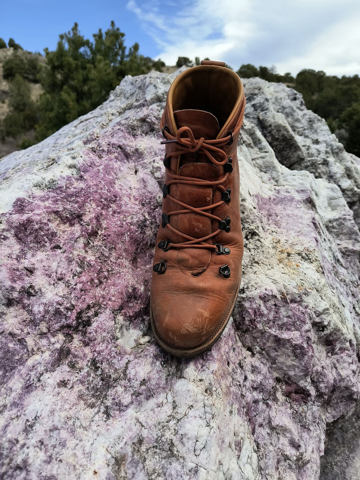 Photo by ArchieGoodyear on April 13, 2025 of the Viberg Hiker in Horween Natural Dublin.