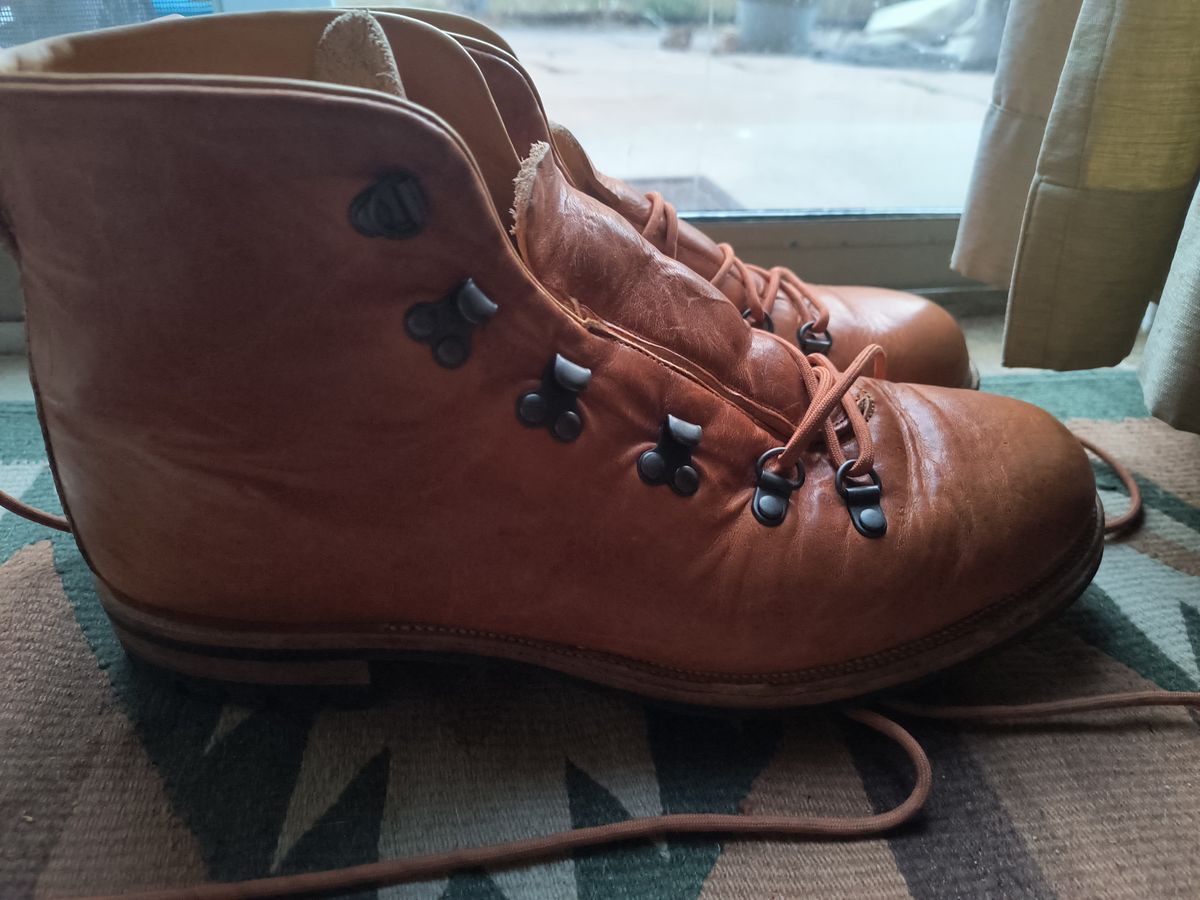 Photo by ArchieGoodyear on March 23, 2025 of the Viberg Hiker in Horween Natural Dublin.