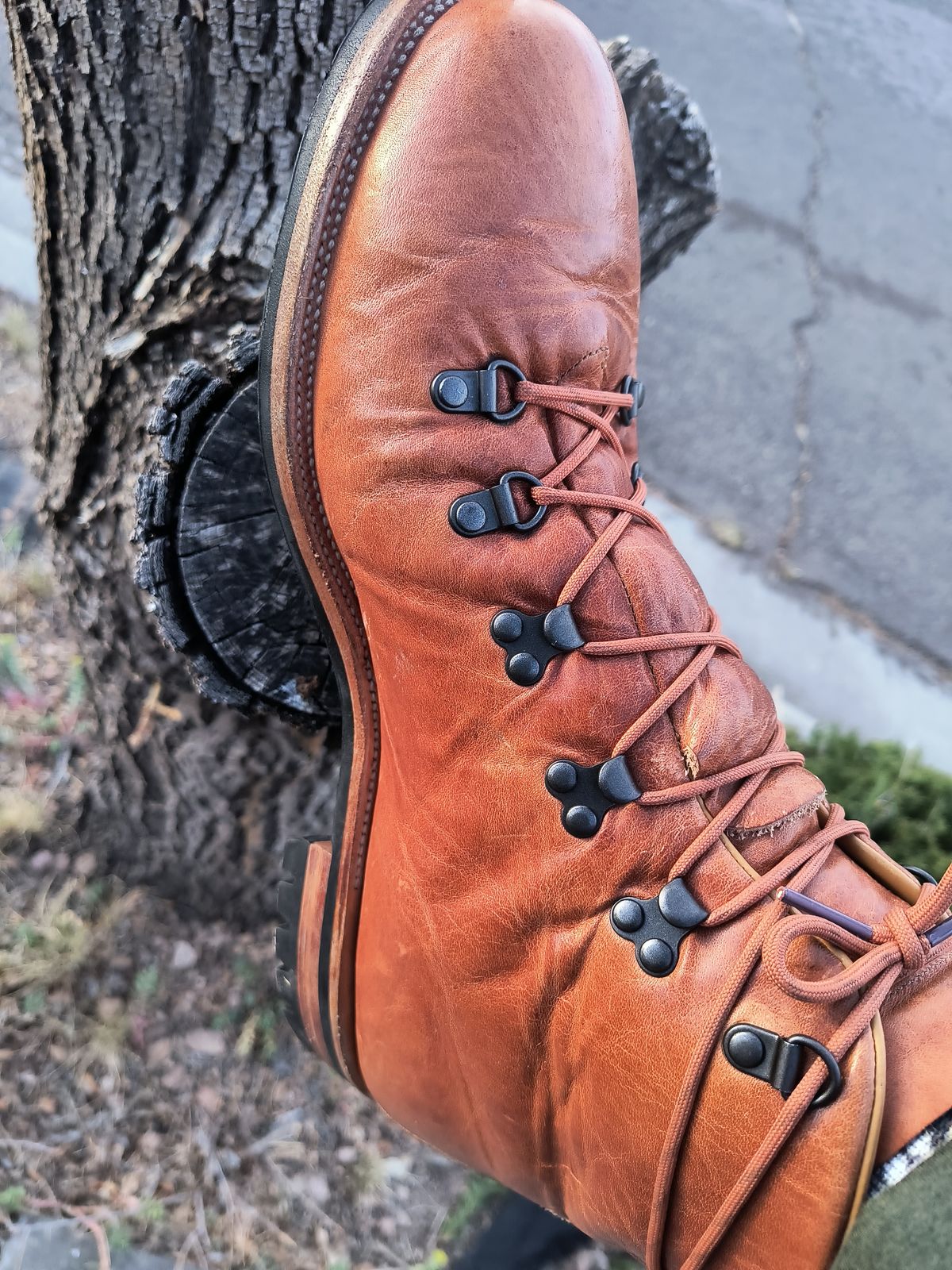 Photo by ArchieGoodyear on March 23, 2025 of the Viberg Hiker in Horween Natural Dublin.
