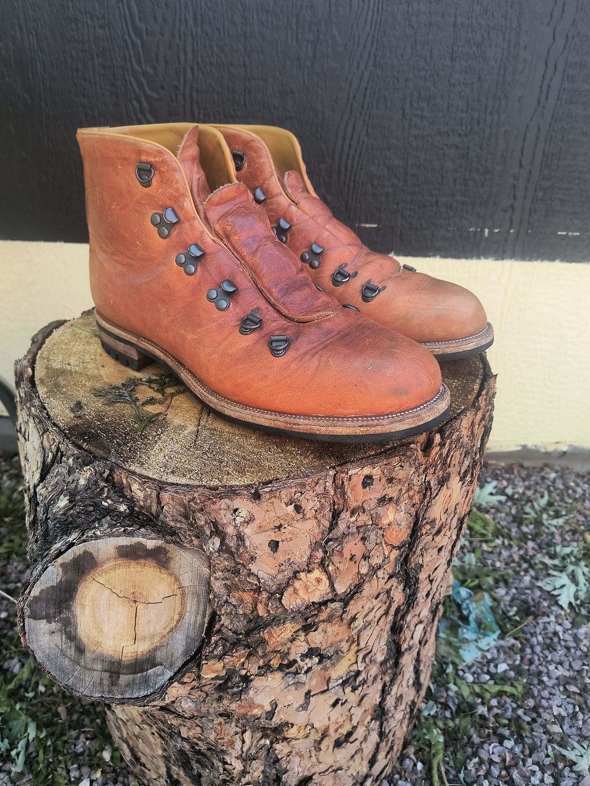 Photo by ArchieGoodyear on May 10, 2025 of the Viberg Hiker in Horween Natural Dublin.