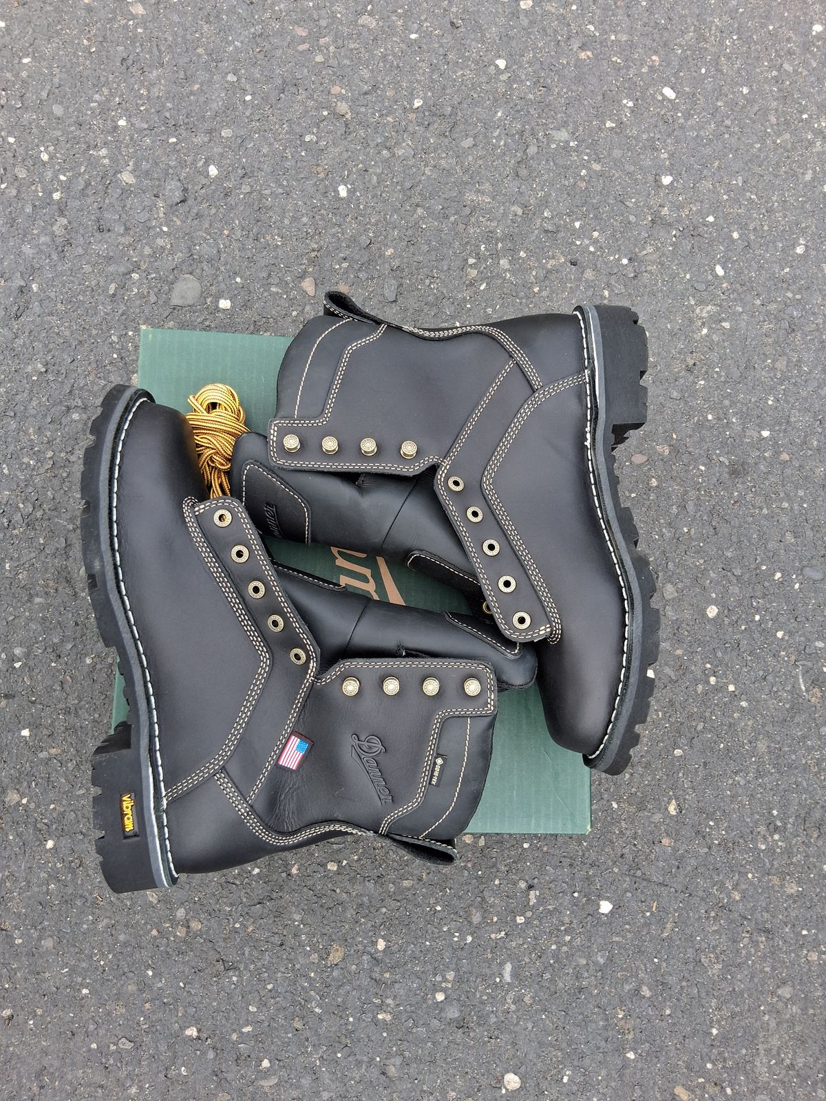 Photo by erikesterikoferiks on October 1, 2025 of the Danner Quarry in Black Full Grain.