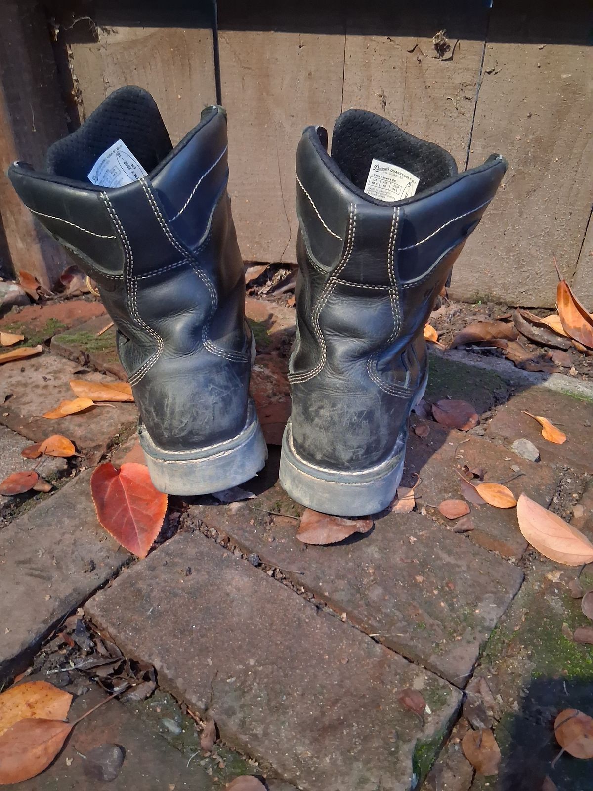Photo by erikesterikoferiks on December 6, 2025 of the Danner Quarry in Black Full Grain.
