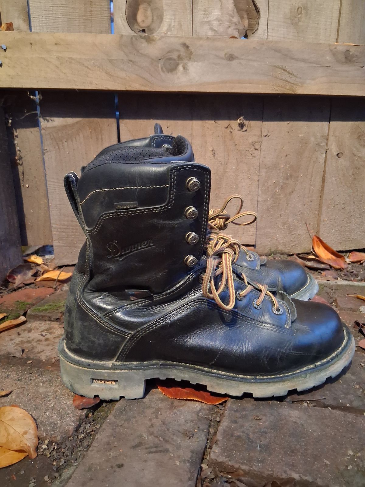 Photo by erikesterikoferiks on December 6, 2025 of the Danner Quarry in Black Full Grain.