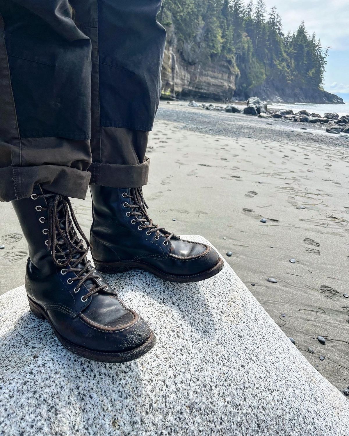 Photo by KLaroo13 on June 27, 2023 of the Red Wing 2015 Huntsman in S.B. Foot Black Klondike.