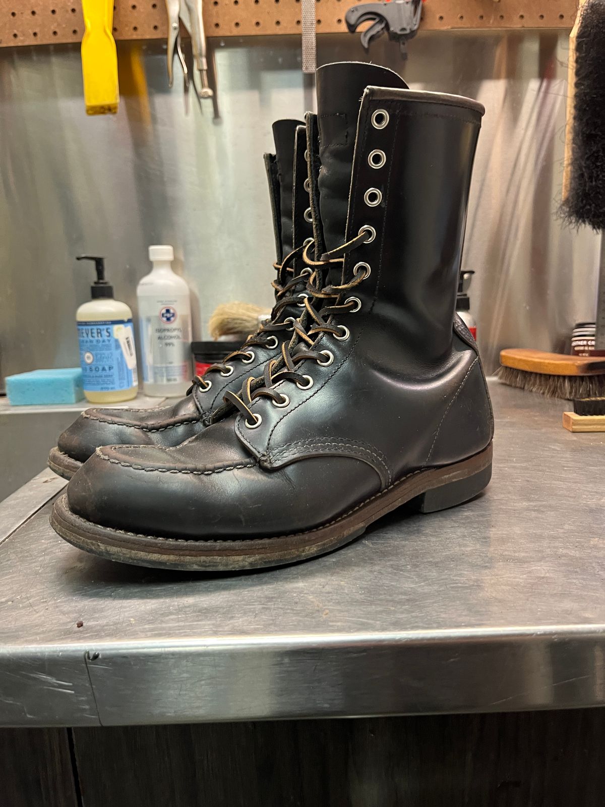 Photo by KLaroo13 on January 6, 2025 of the Red Wing 2015 Huntsman in S.B. Foot Black Klondike.