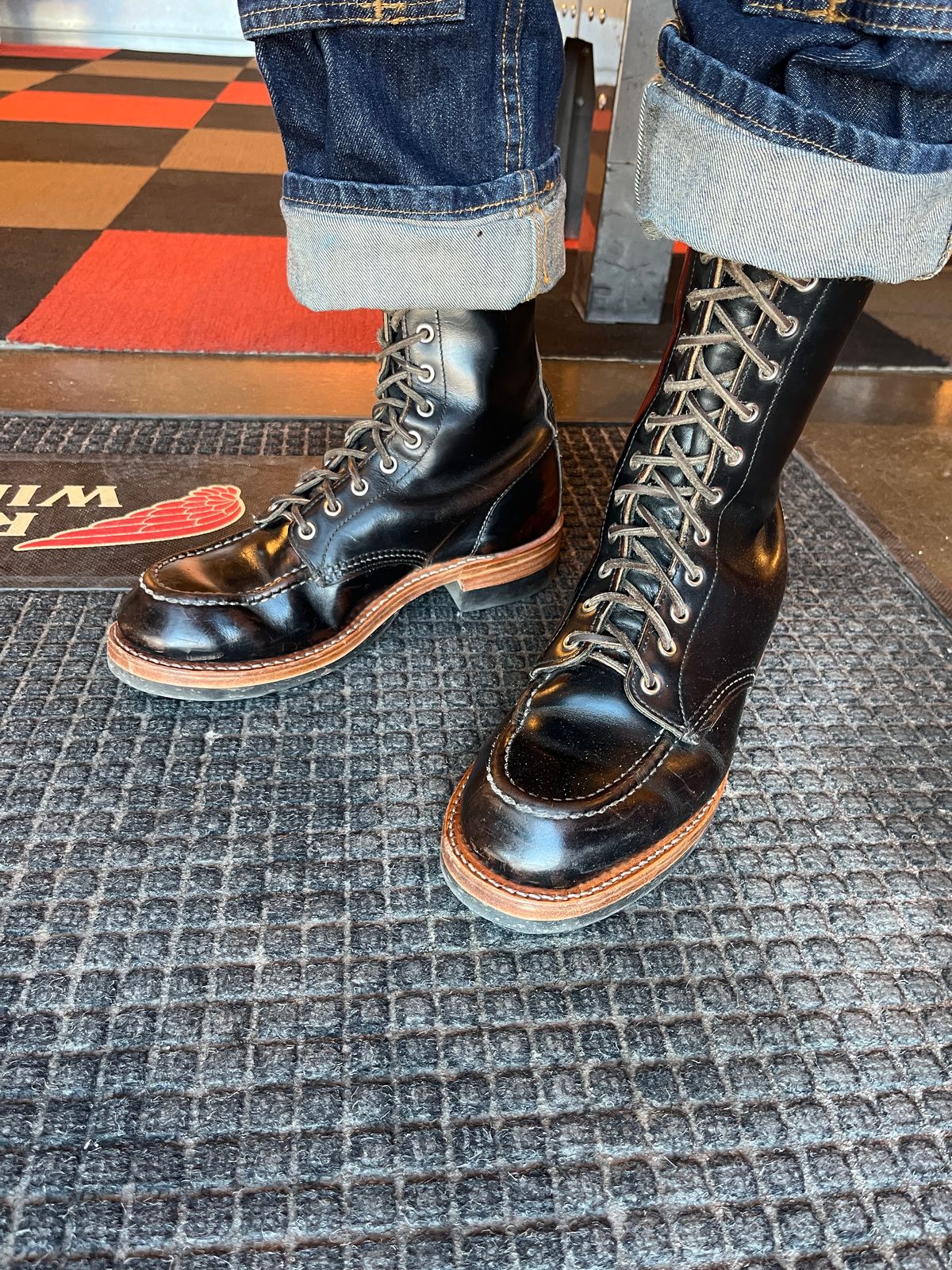 Photo by KLaroo13 on October 29, 2024 of the Red Wing 2015 Huntsman in S.B. Foot Black Klondike.