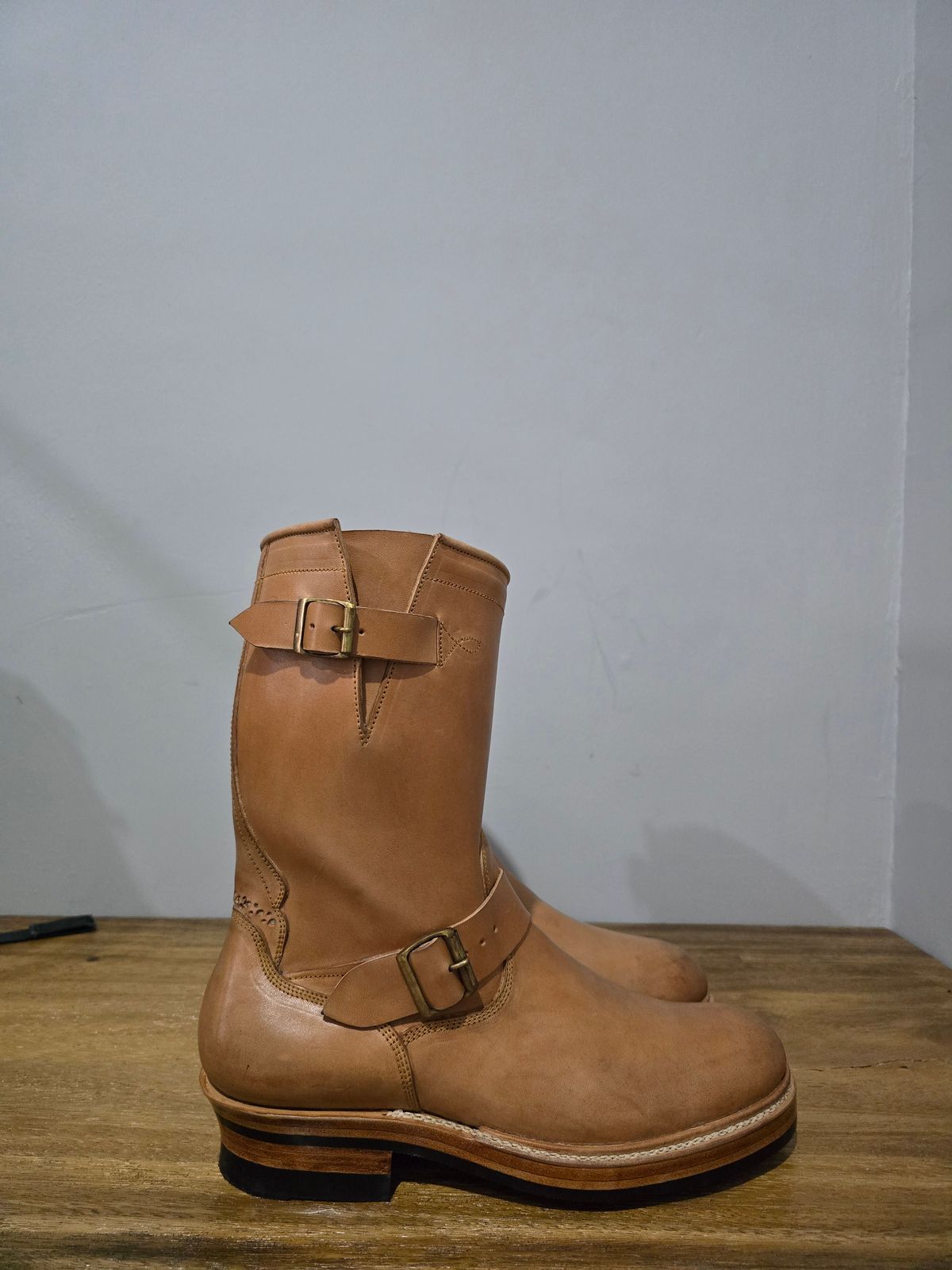 Photo by Kulitgoreng on April 12, 2025 of the Fortis Boots Tapak 2.0 Engineer Boots in Maryam Natural Horsebutt.