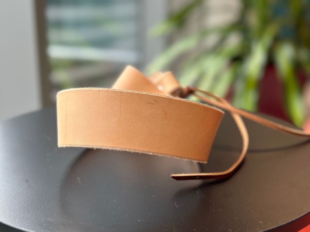 Photo by RUNNOFT on September 29, 2025 of the San Flippo Leather Razor Strop in Shotan(American Saddle Leather) - Natural.