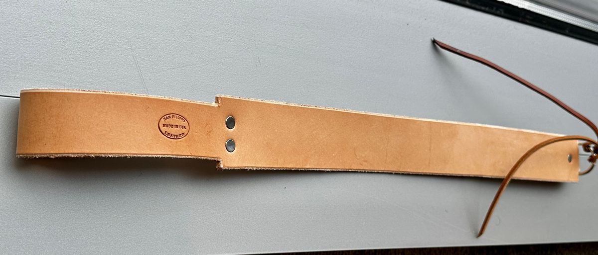 Photo by RUNNOFT on September 29, 2025 of the San Flippo Leather Razor Strop in Shotan(American Saddle Leather) - Natural.