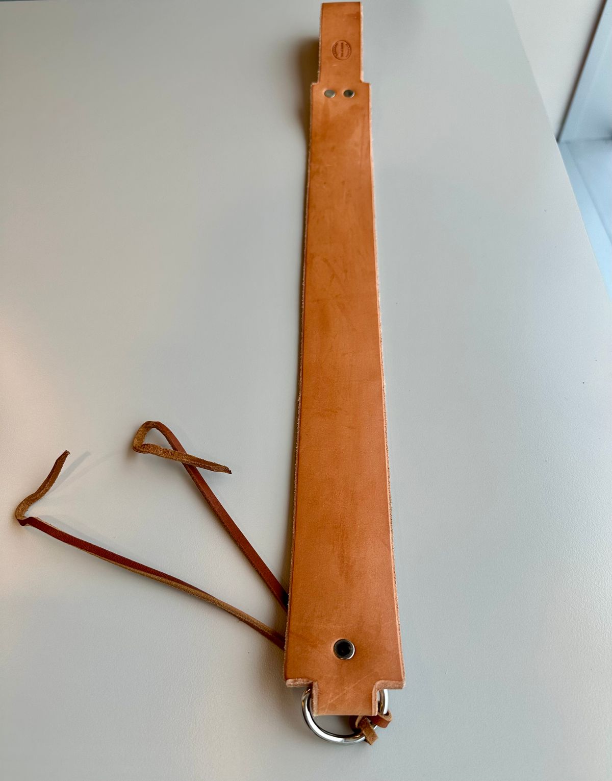 Photo by RUNNOFT on November 30, 2025 of the San Flippo Leather Razor Strop in Shotan(American Saddle Leather) - Natural.