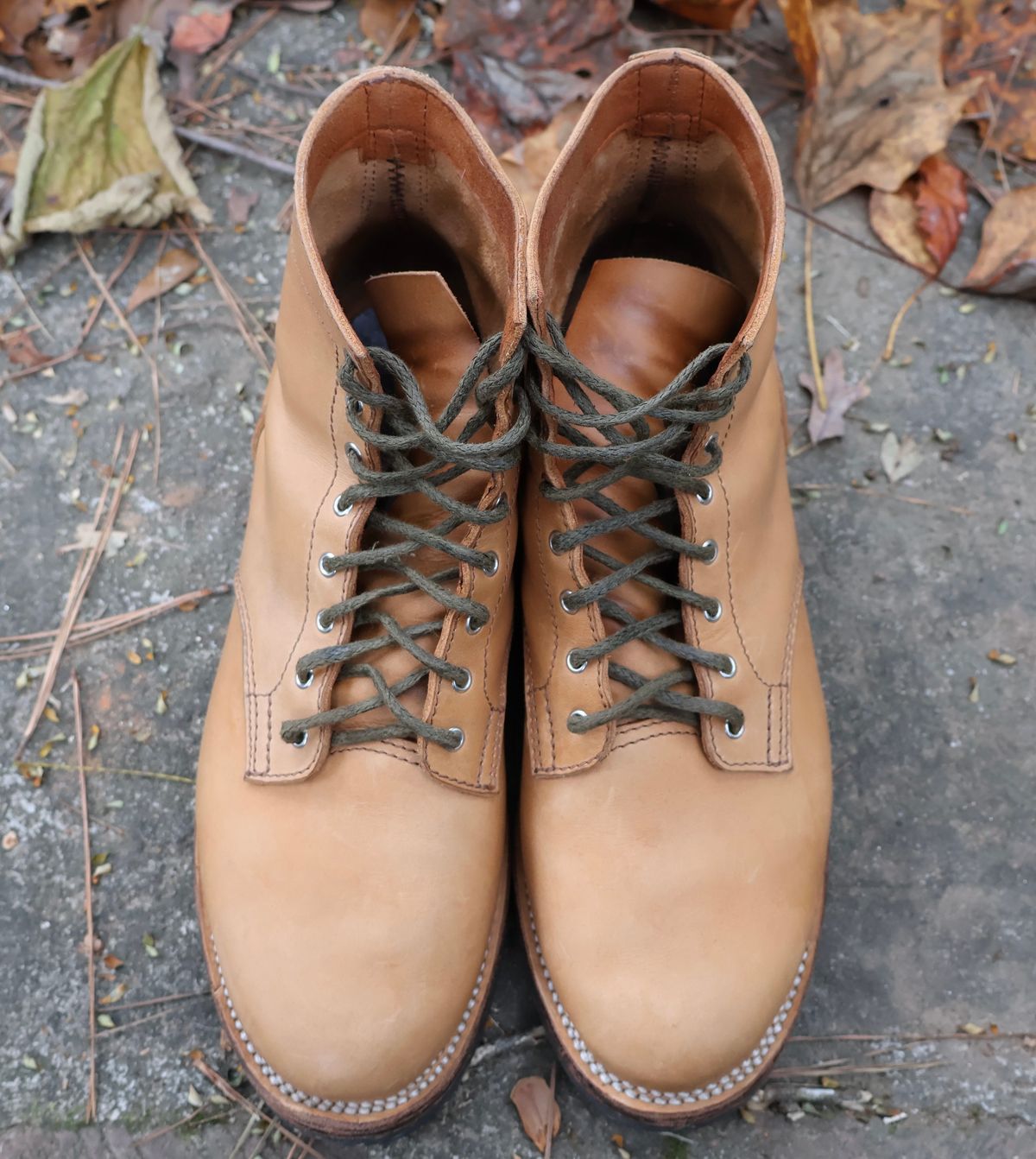 Photo by RUNNOFT on November 1, 2024 of the Oldspeed Service Boot 6” in Horween Tan Latigo.