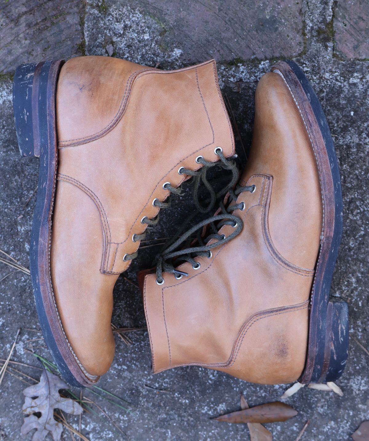 Photo by RUNNOFT on January 3, 2025 of the Oldspeed Service Boot 6” in Horween Tan Latigo.