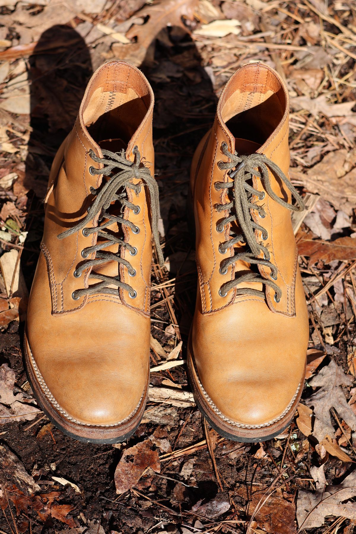 Photo by RUNNOFT on February 2, 2025 of the Oldspeed Service Boot 6” in Horween Tan Latigo.