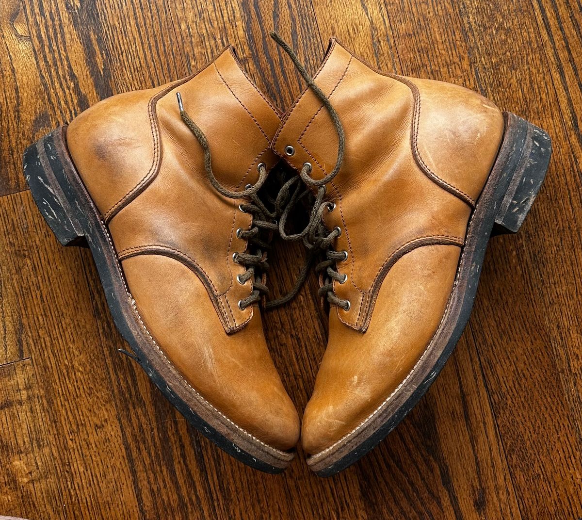 Photo by RUNNOFT on February 23, 2025 of the Oldspeed Service Boot 6” in Horween Tan Latigo.