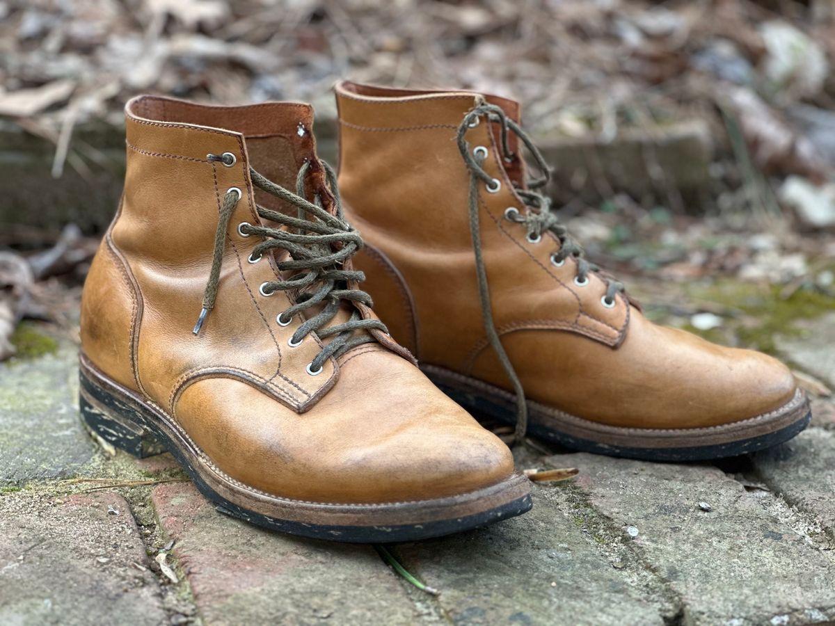 Photo by RUNNOFT on March 2, 2025 of the Oldspeed Service Boot 6” in Horween Tan Latigo.
