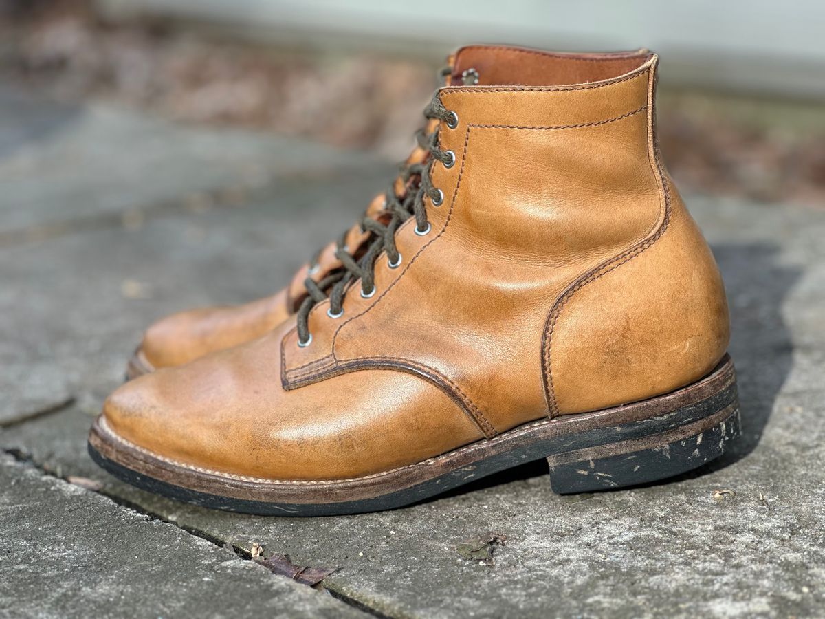 Photo by RUNNOFT on March 2, 2025 of the Oldspeed Service Boot 6” in Horween Tan Latigo.