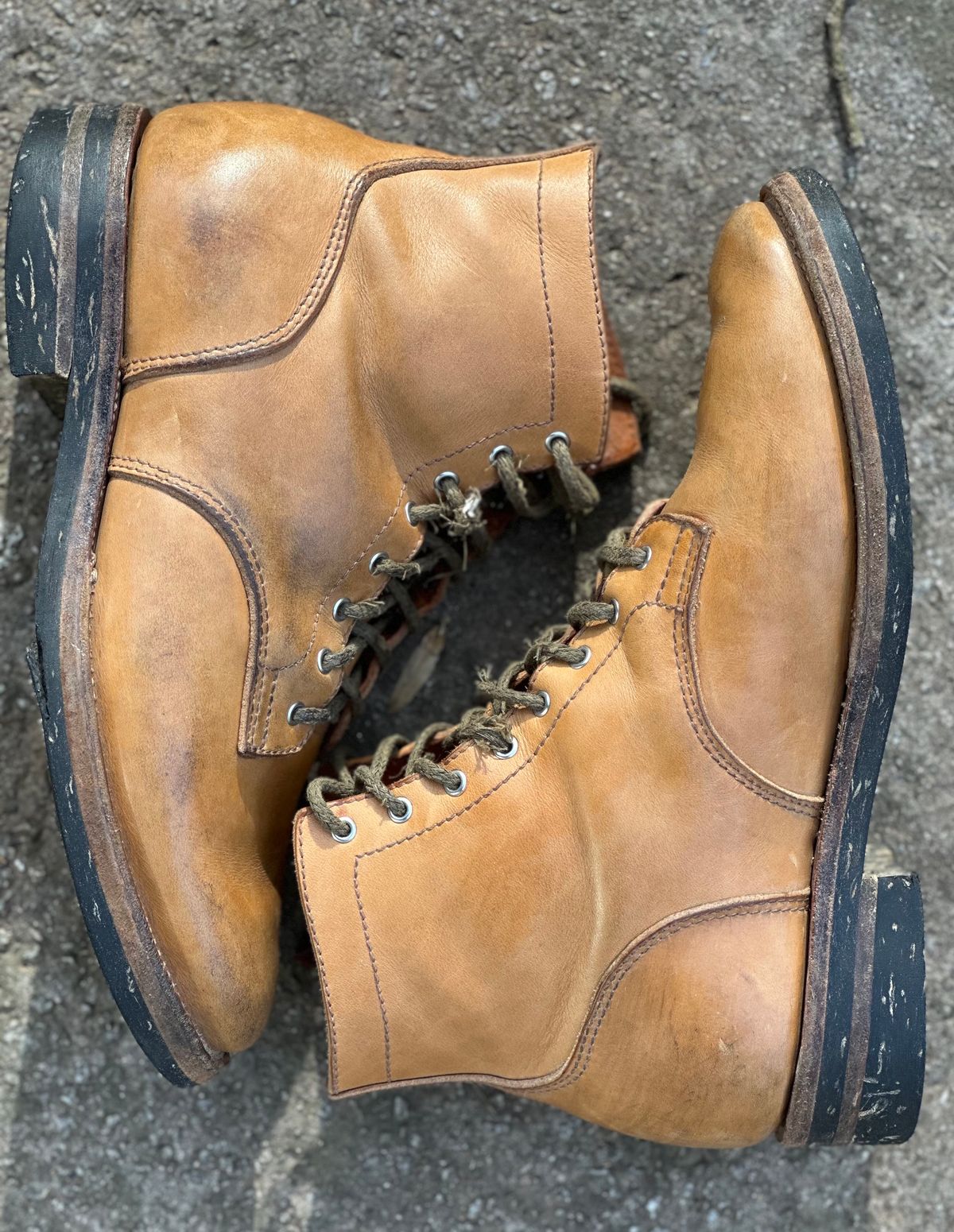 Photo by RUNNOFT on March 2, 2025 of the Oldspeed Service Boot 6” in Horween Tan Latigo.