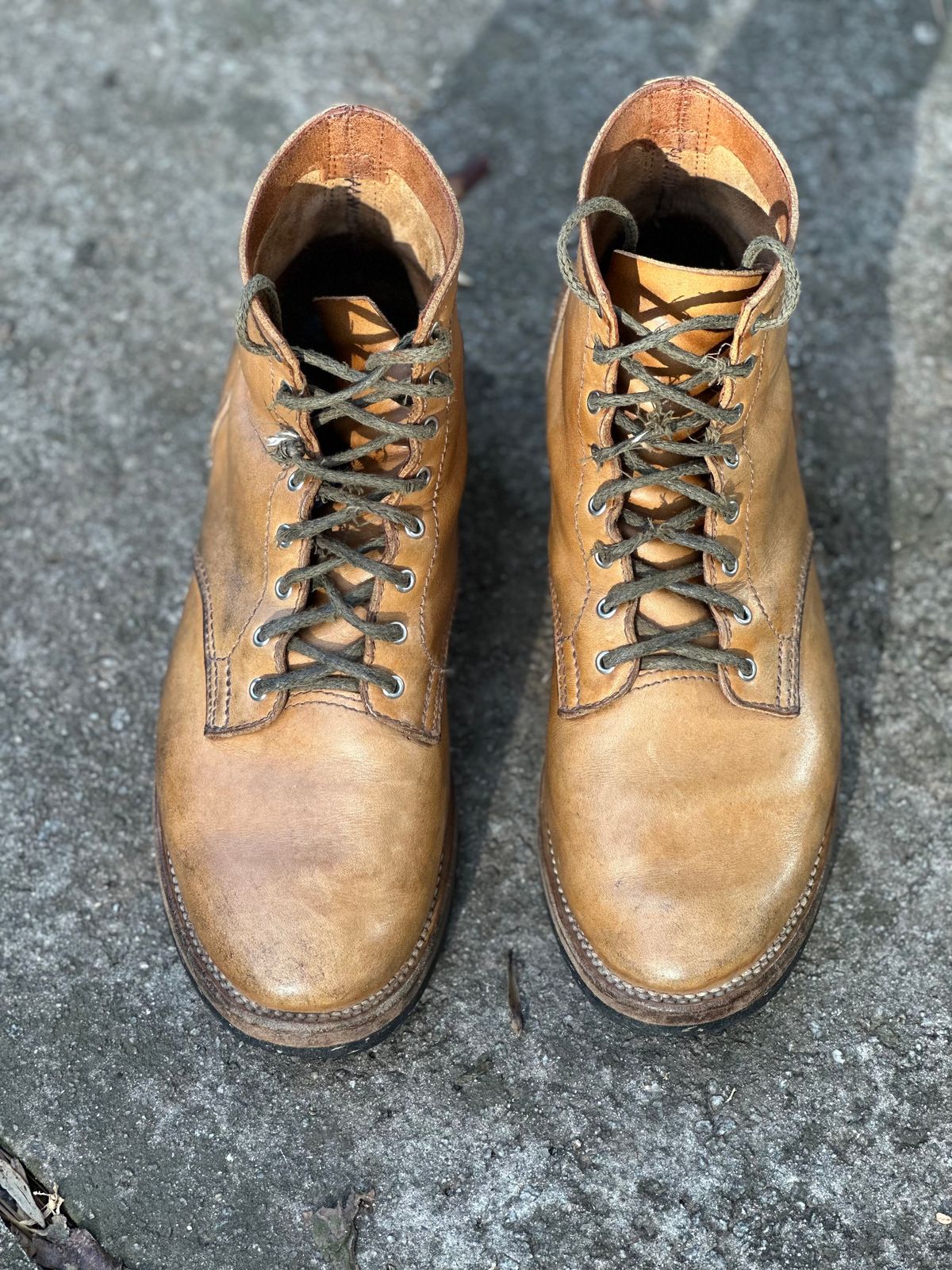 Photo by RUNNOFT on March 2, 2025 of the Oldspeed Service Boot 6” in Horween Tan Latigo.