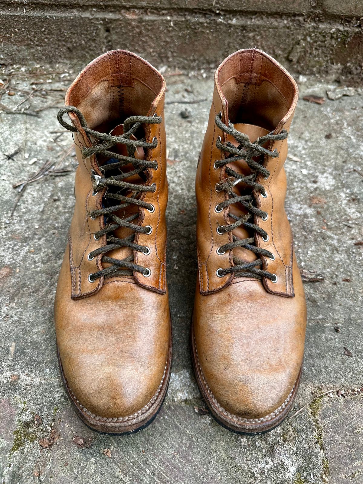 Photo by RUNNOFT on April 1, 2025 of the Oldspeed Service Boot 6” in Horween Tan Latigo.