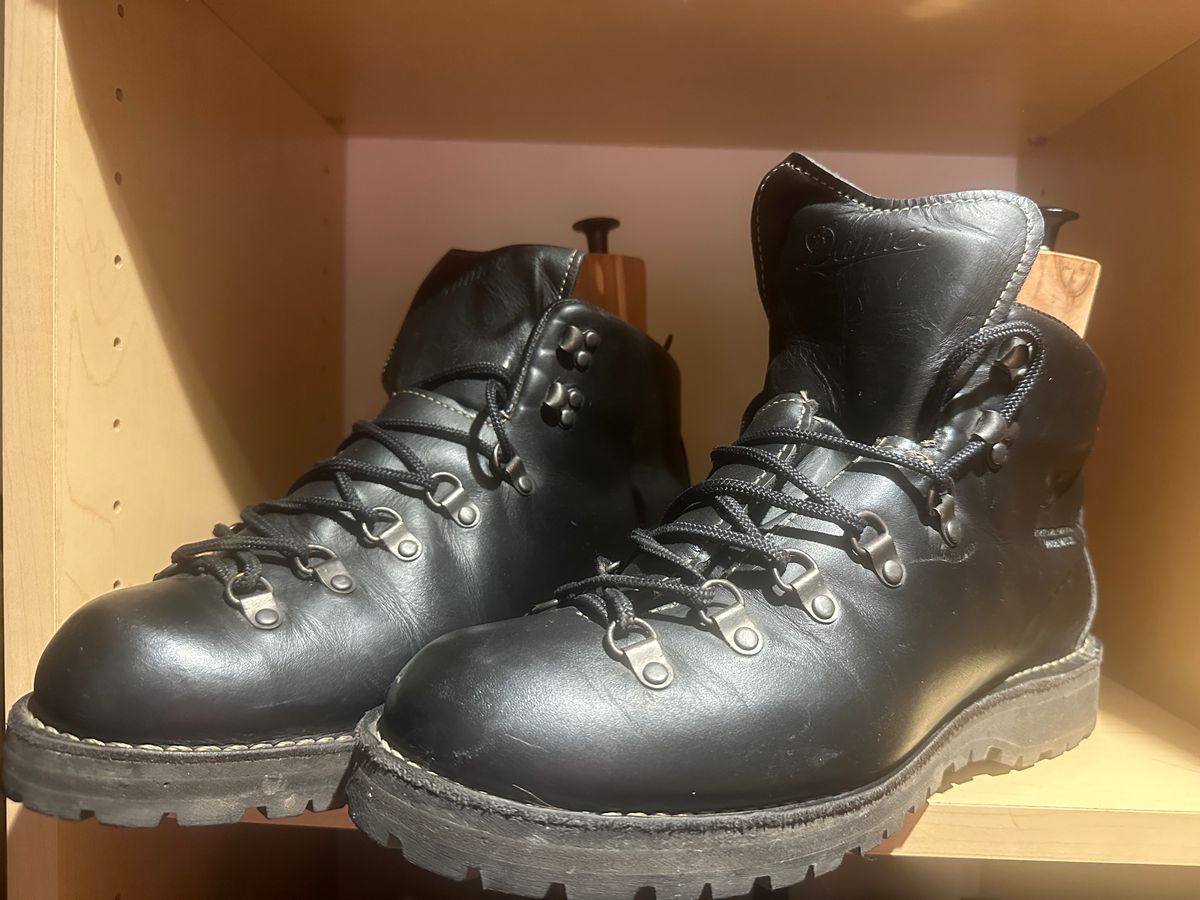 Photo by patinanavratilova on October 16, 2015 of the Danner Mountain Light II in Black Full Grain.