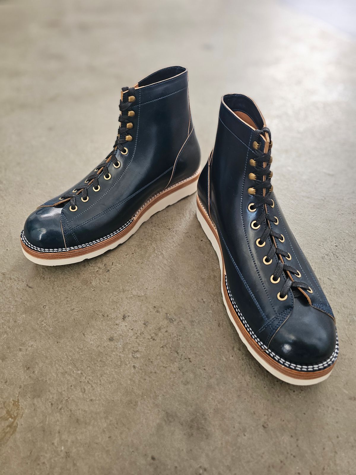 Photo by nasrulhakim on August 31, 2025 of the Junkard IMB 2 in Horween Intense Blue Shell Cordovan.