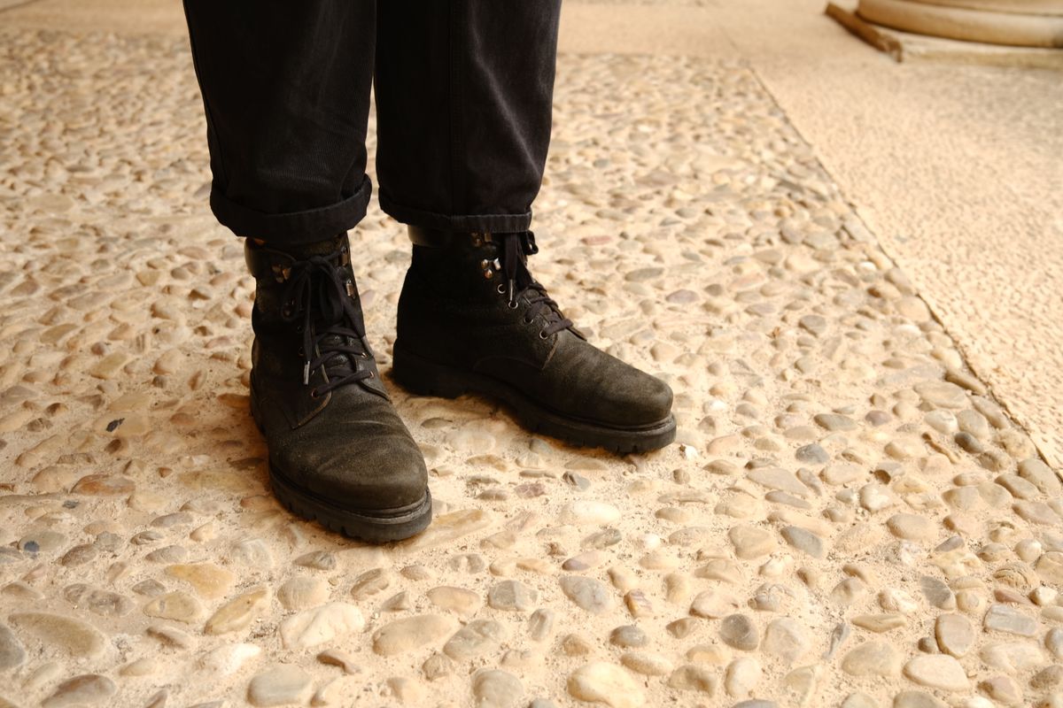 Photo by Luca on October 15, 2023 of the Halfs Oskar in Black Hunting Leather Flesh Side.