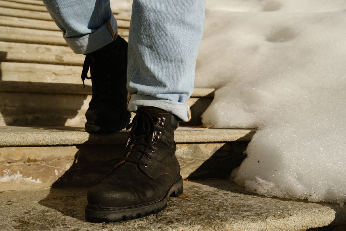 Photo by Luca on December 30, 2023 of the Halfs Oskar in Black Hunting Leather Flesh Side.