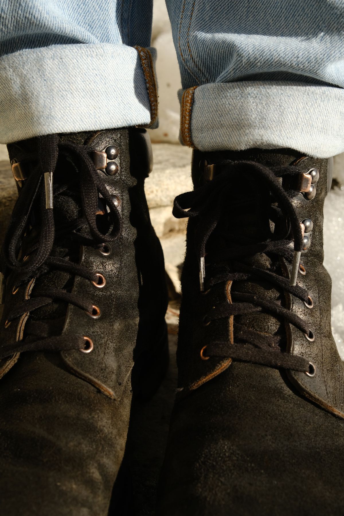 Photo by Luca on December 30, 2023 of the Halfs Oskar in Black Hunting Leather Flesh Side.