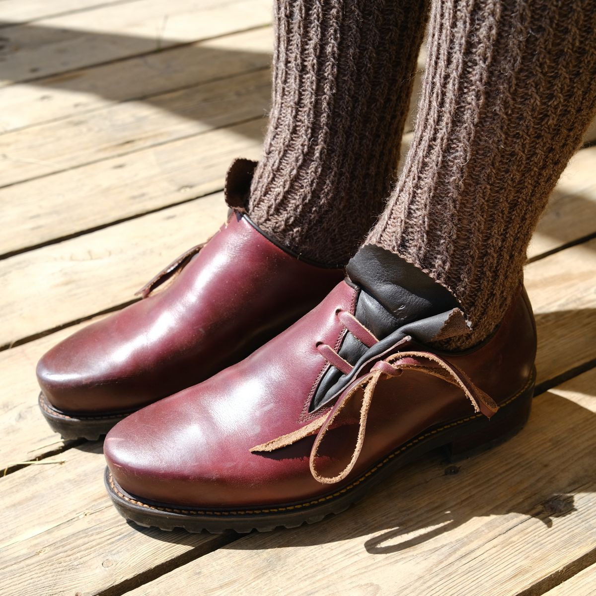 Photo by Luca on July 8, 2023 of the Halfs 1803 in Horween Color 8 Chromexcel.