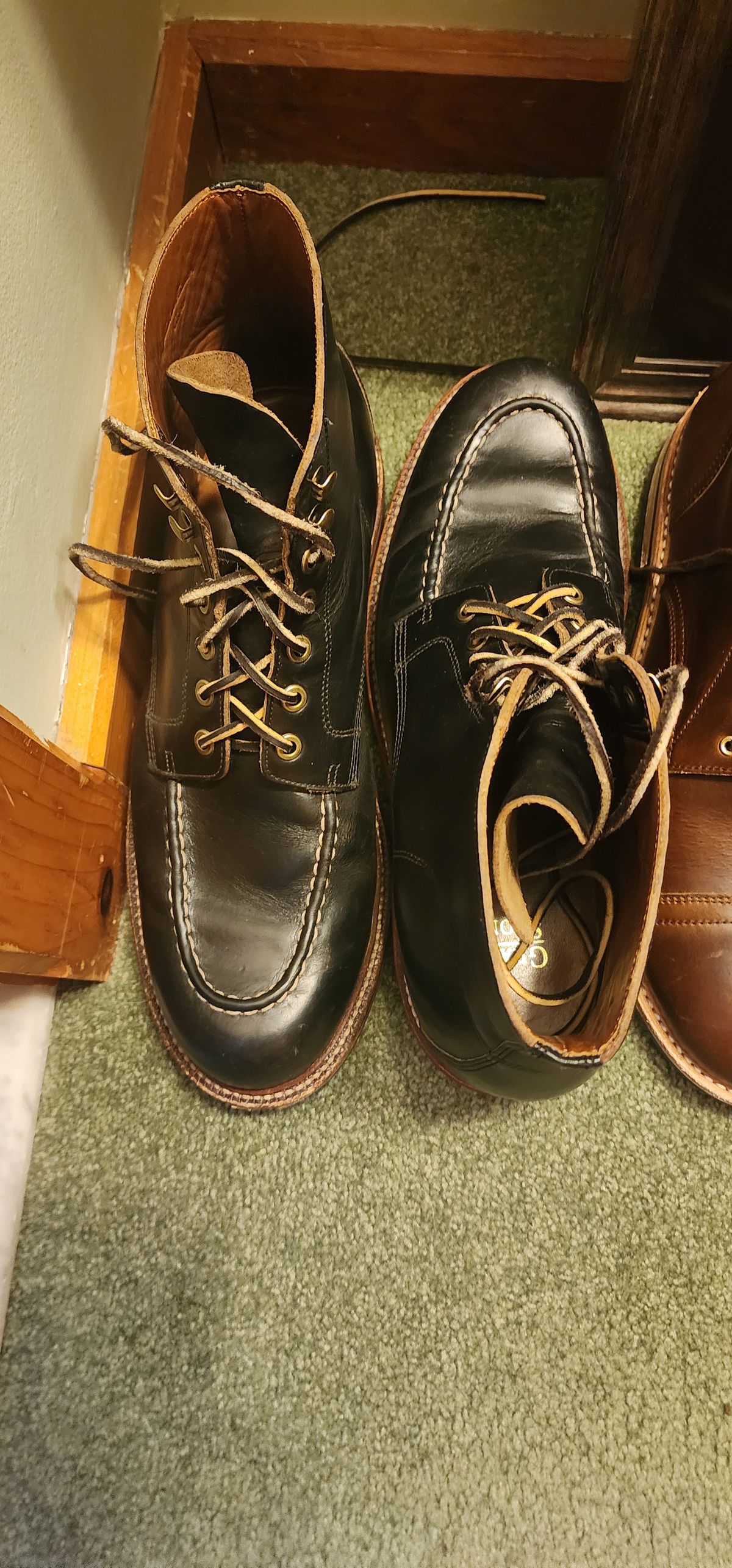 Photo by GugeHenitals on April 14, 2024 of the Grant Stone Brass Boot in Horween Black Chromexcel.