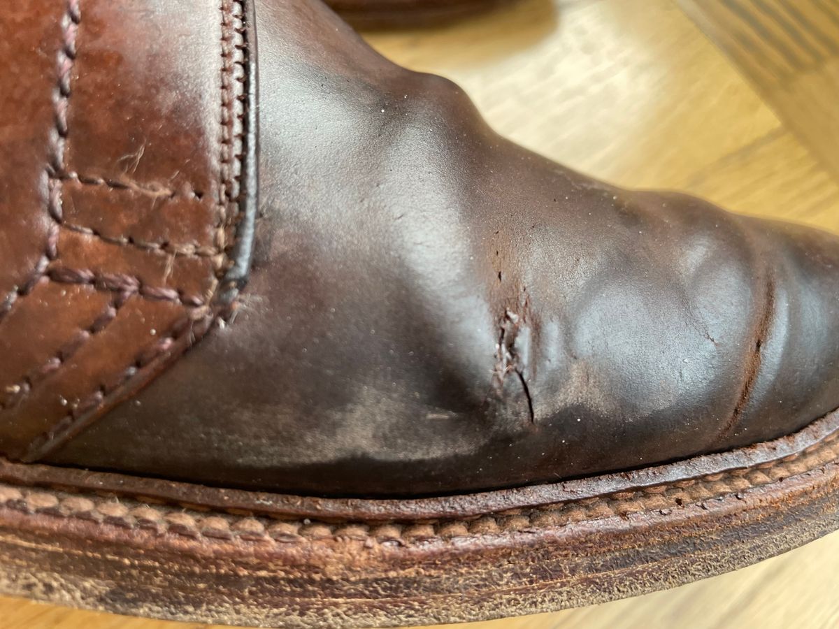 Photo by shoe_enjoy_myself on May 15, 2025 of the Alden 2-Eyelet Chukka in Horween Cigar Shell Cordovan.