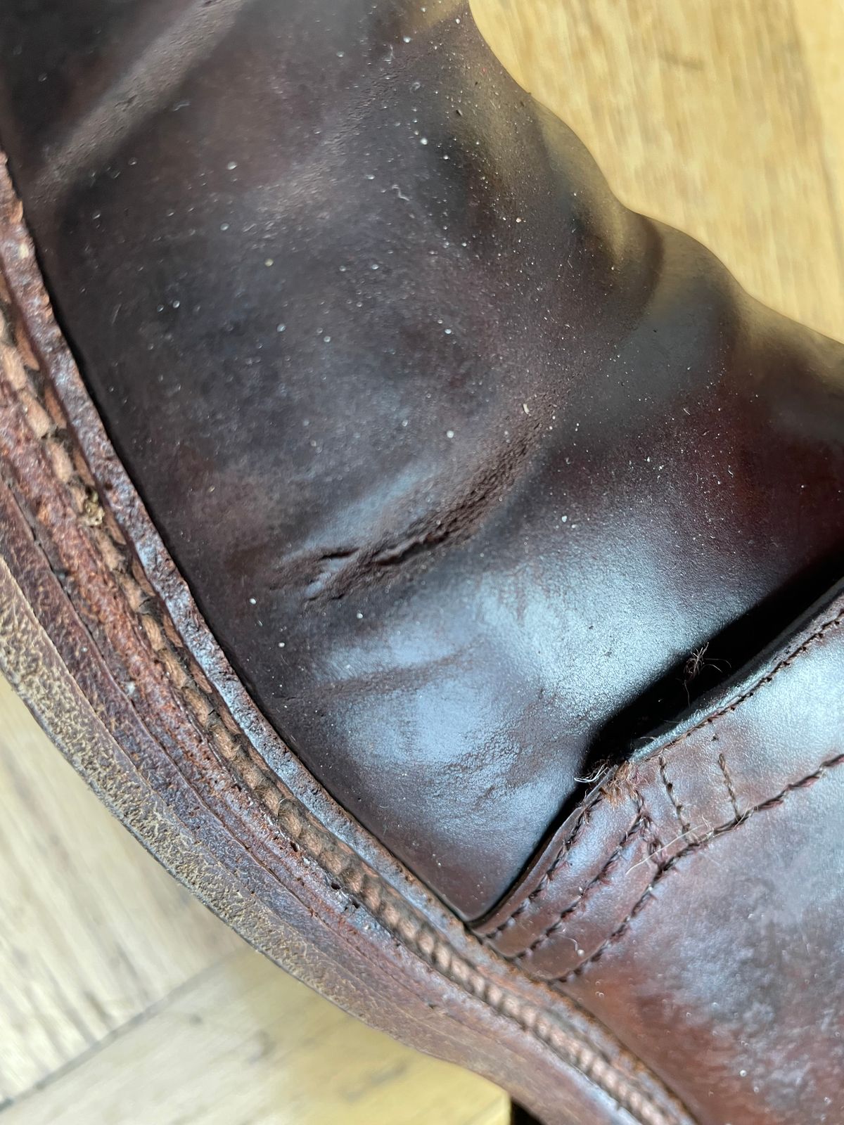 Photo by shoe_enjoy_myself on May 15, 2025 of the Alden 2-Eyelet Chukka in Horween Cigar Shell Cordovan.