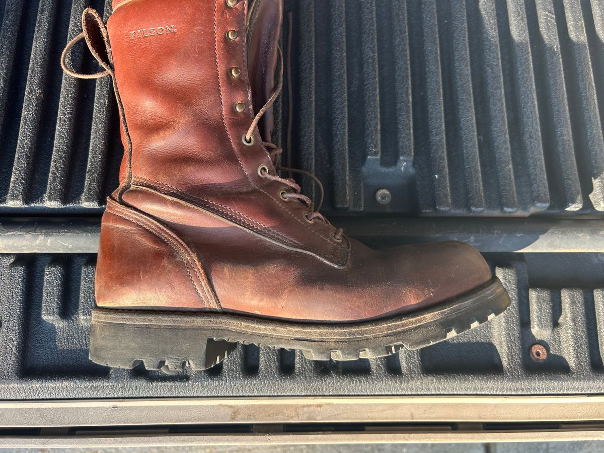 Photo by lost_doublestuffed on January 6, 2026 of the Filson Highlander in Filson & Horween Natural Chromexcel Strips.