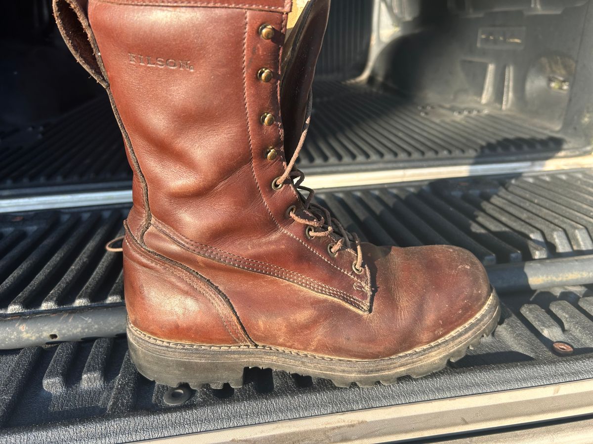 Photo by lost_doublestuffed on January 6, 2026 of the Filson Highlander in Filson & Horween Natural Chromexcel Strips.