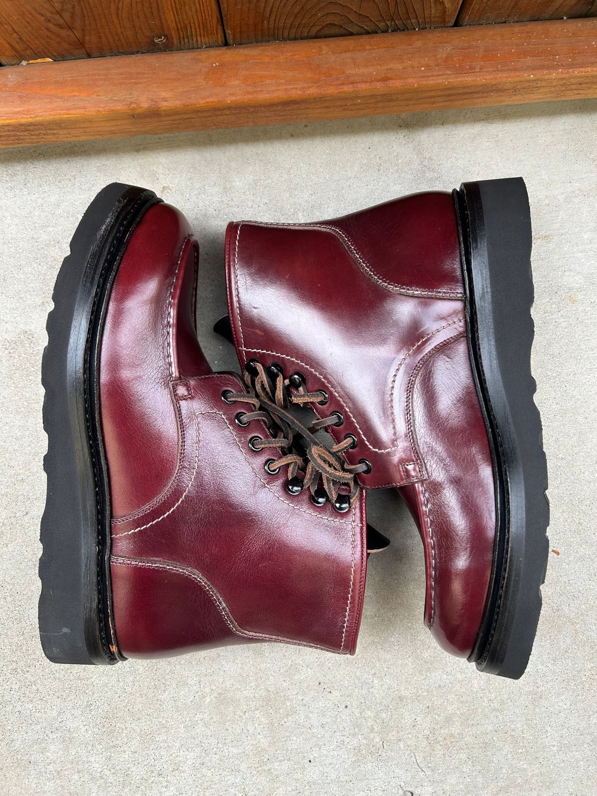 Photo by BB02 on October 2, 2025 of the Blkbrd Shoemaker Dallas in Horween Burgundy Chromexcel.