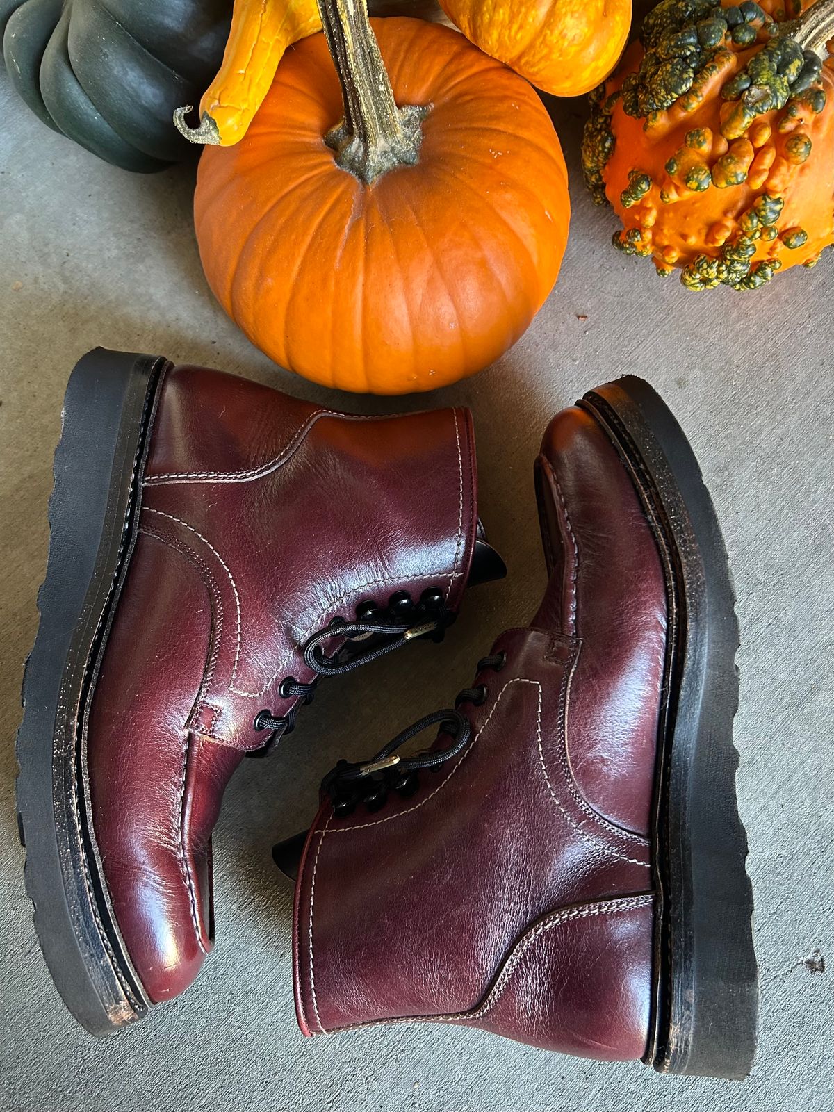 Photo by BB02 on November 1, 2025 of the Blkbrd Shoemaker Dallas in Horween Burgundy Chromexcel.