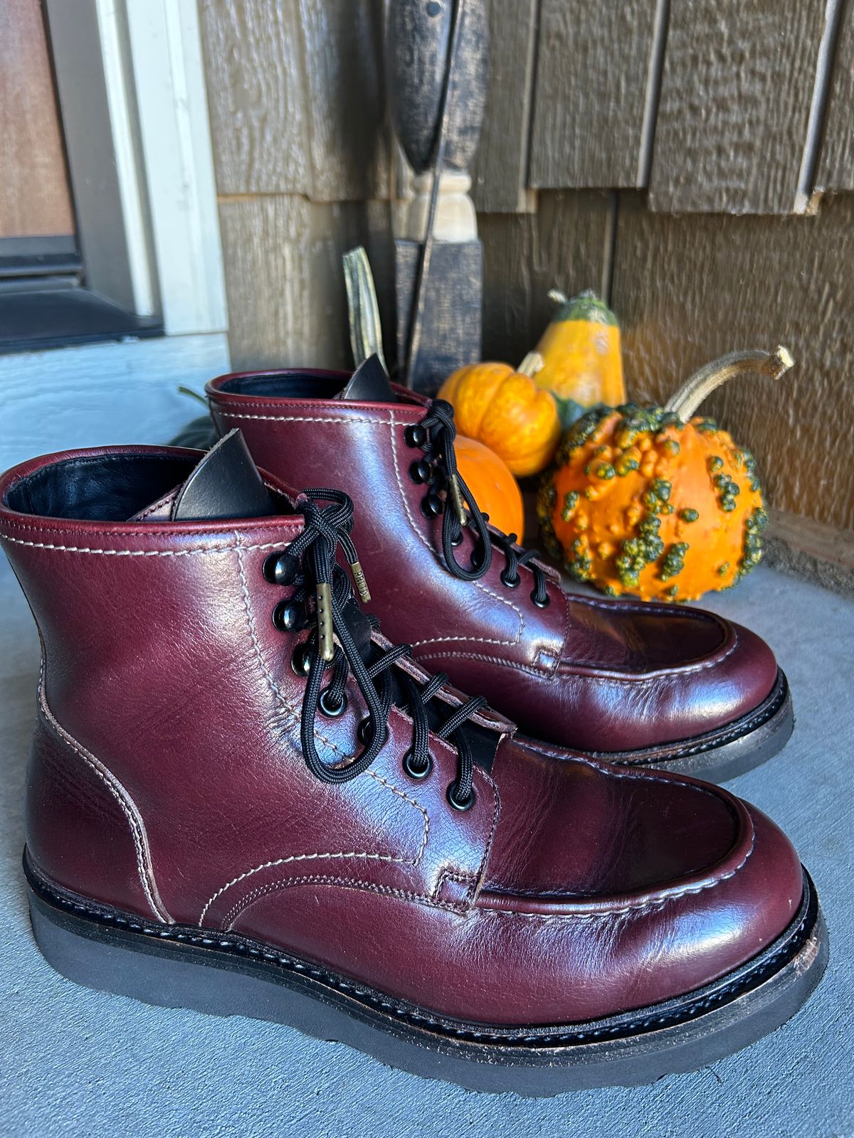 Photo by BB02 on November 1, 2025 of the Blkbrd Shoemaker Dallas in Horween Burgundy Chromexcel.
