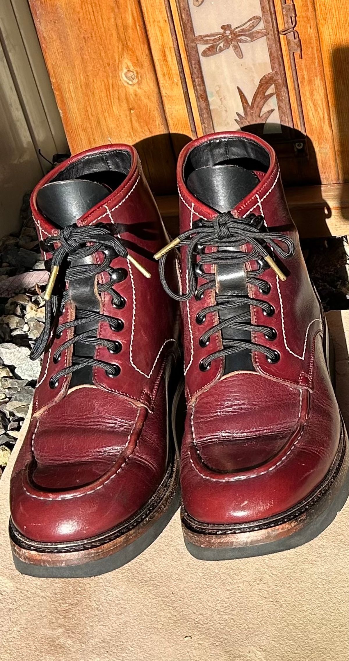 Photo by BB02 on December 29, 2025 of the Blkbrd Shoemaker Dallas in Horween Burgundy Chromexcel.