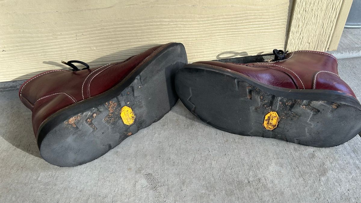 Photo by BB02 on February 2, 2026 of the Blkbrd Shoemaker Dallas in Horween Burgundy Chromexcel.