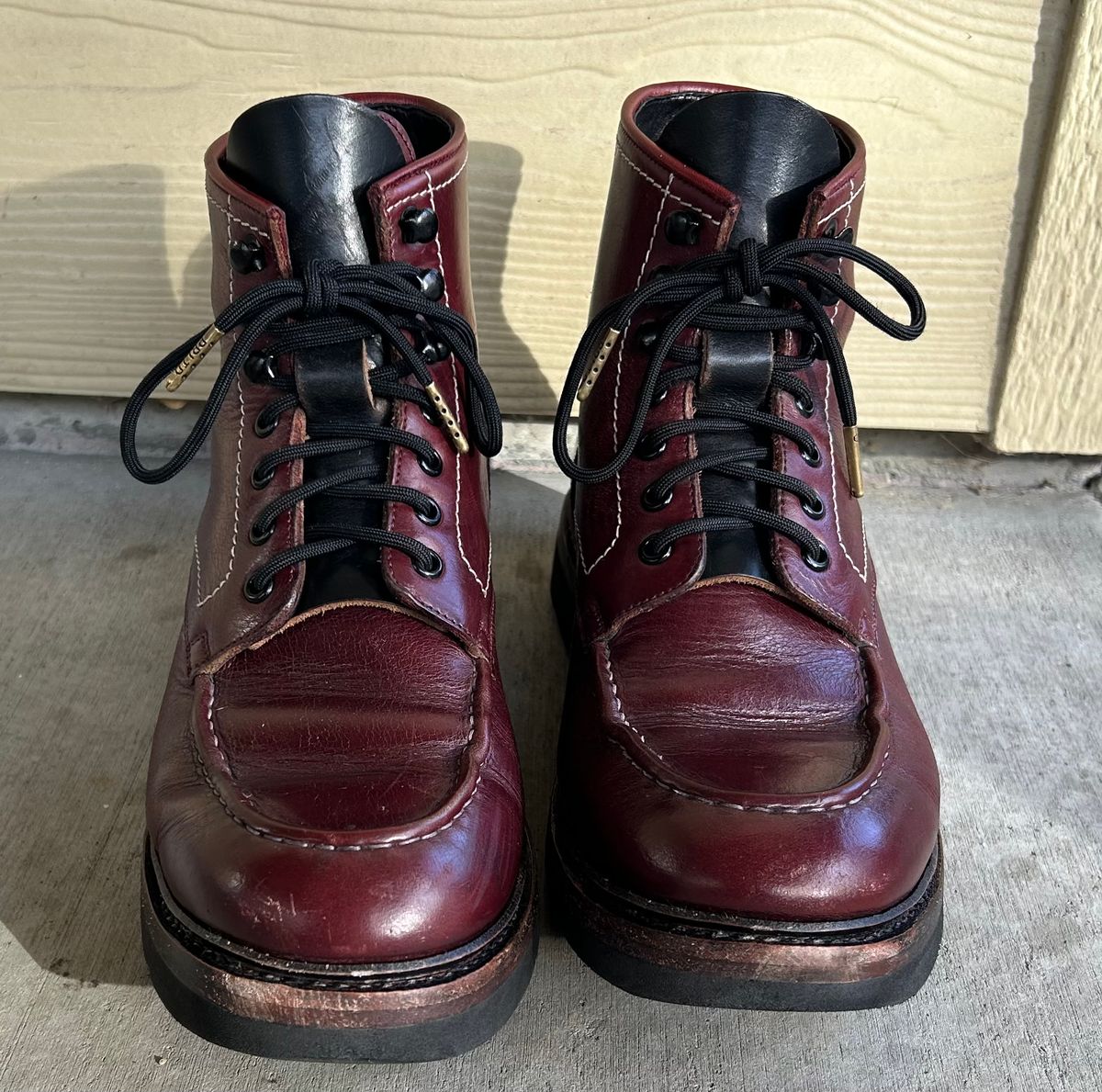 Photo by BB02 on February 2, 2026 of the Blkbrd Shoemaker Dallas in Horween Burgundy Chromexcel.