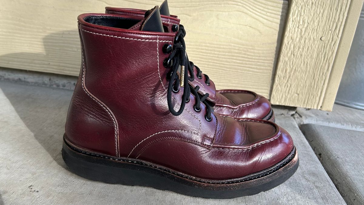 Photo by BB02 on February 2, 2026 of the Blkbrd Shoemaker Dallas in Horween Burgundy Chromexcel.