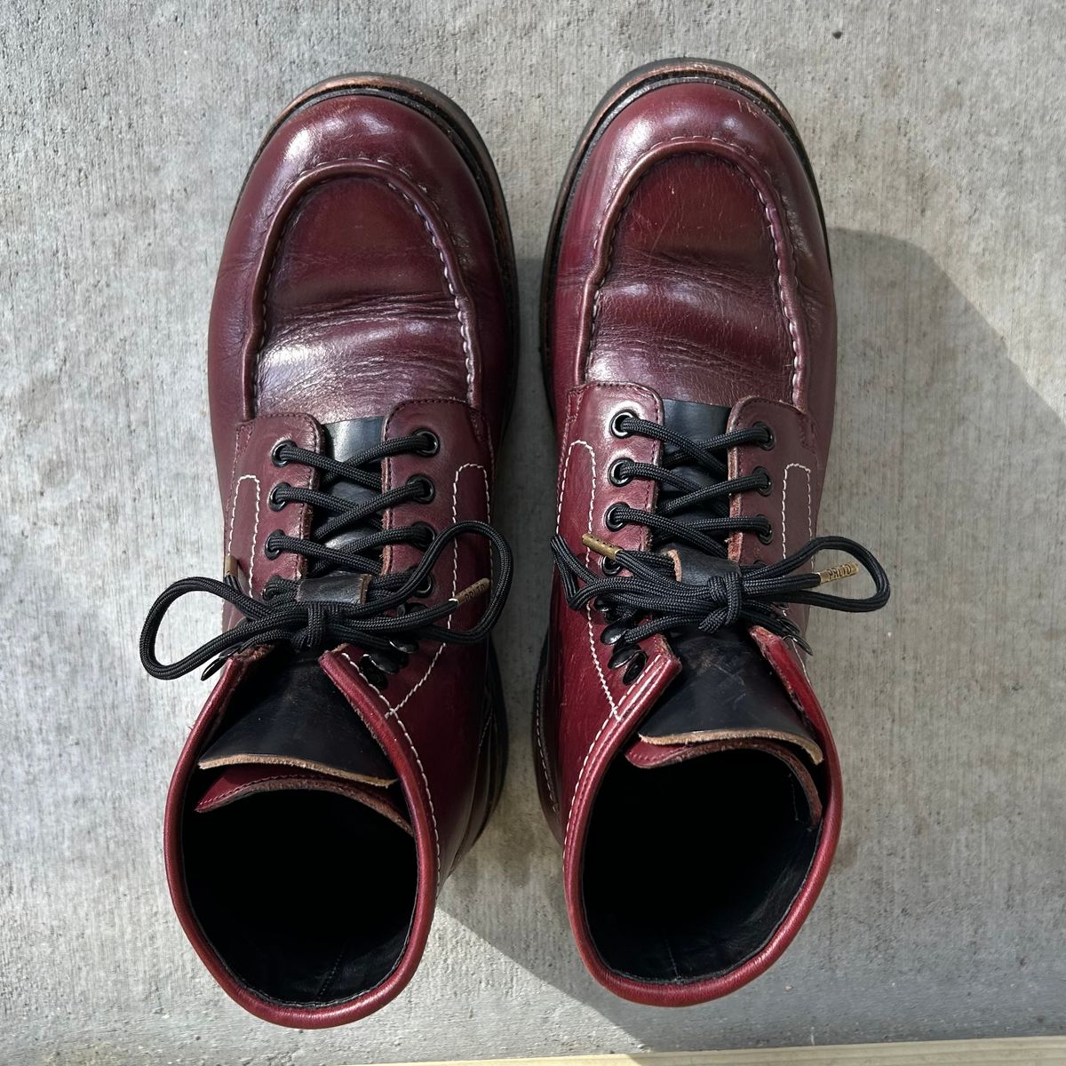 Photo by BB02 on February 2, 2026 of the Blkbrd Shoemaker Dallas in Horween Burgundy Chromexcel.