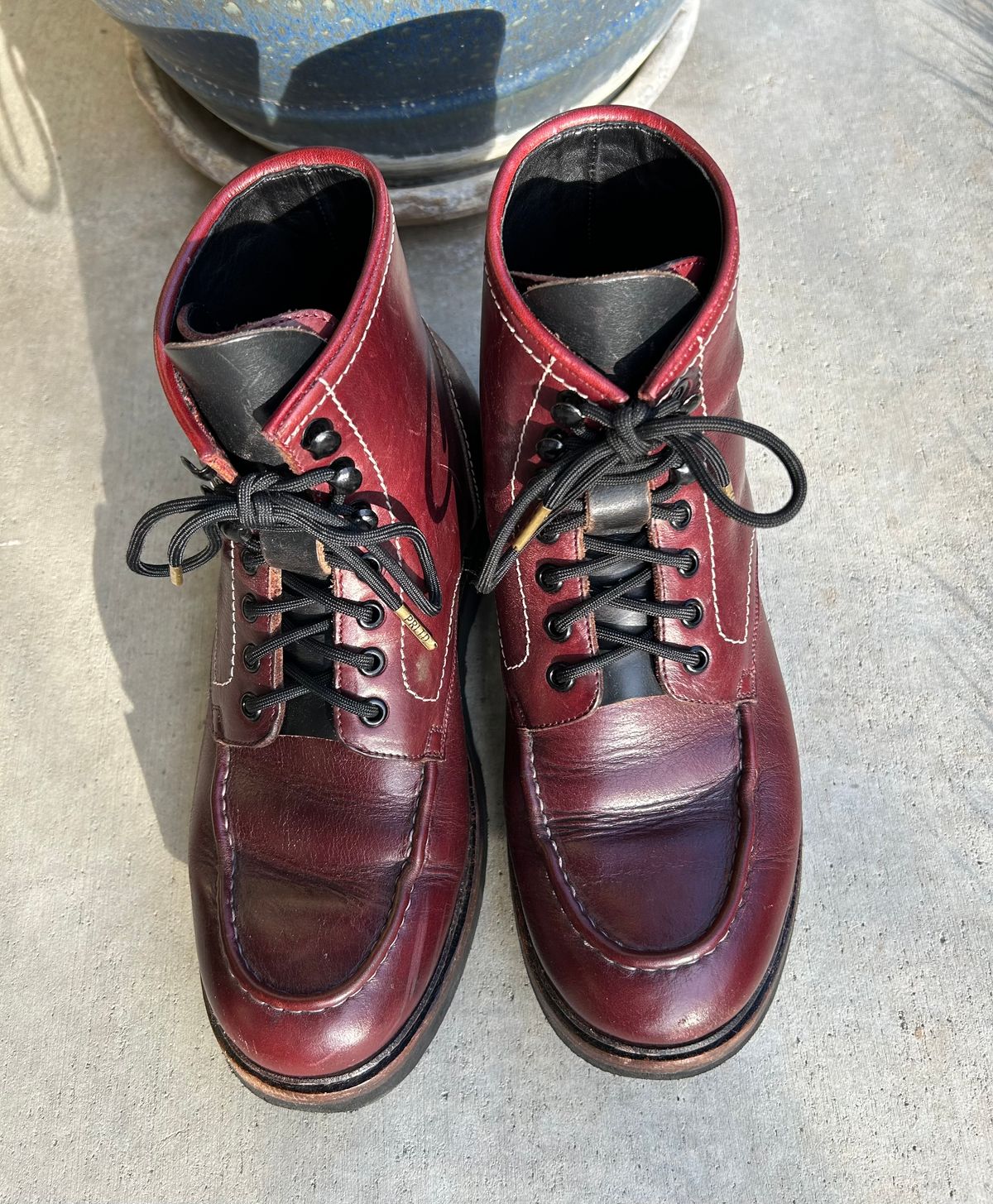 Photo by BB02 on March 3, 2026 of the Blkbrd Shoemaker Dallas in Horween Burgundy Chromexcel.