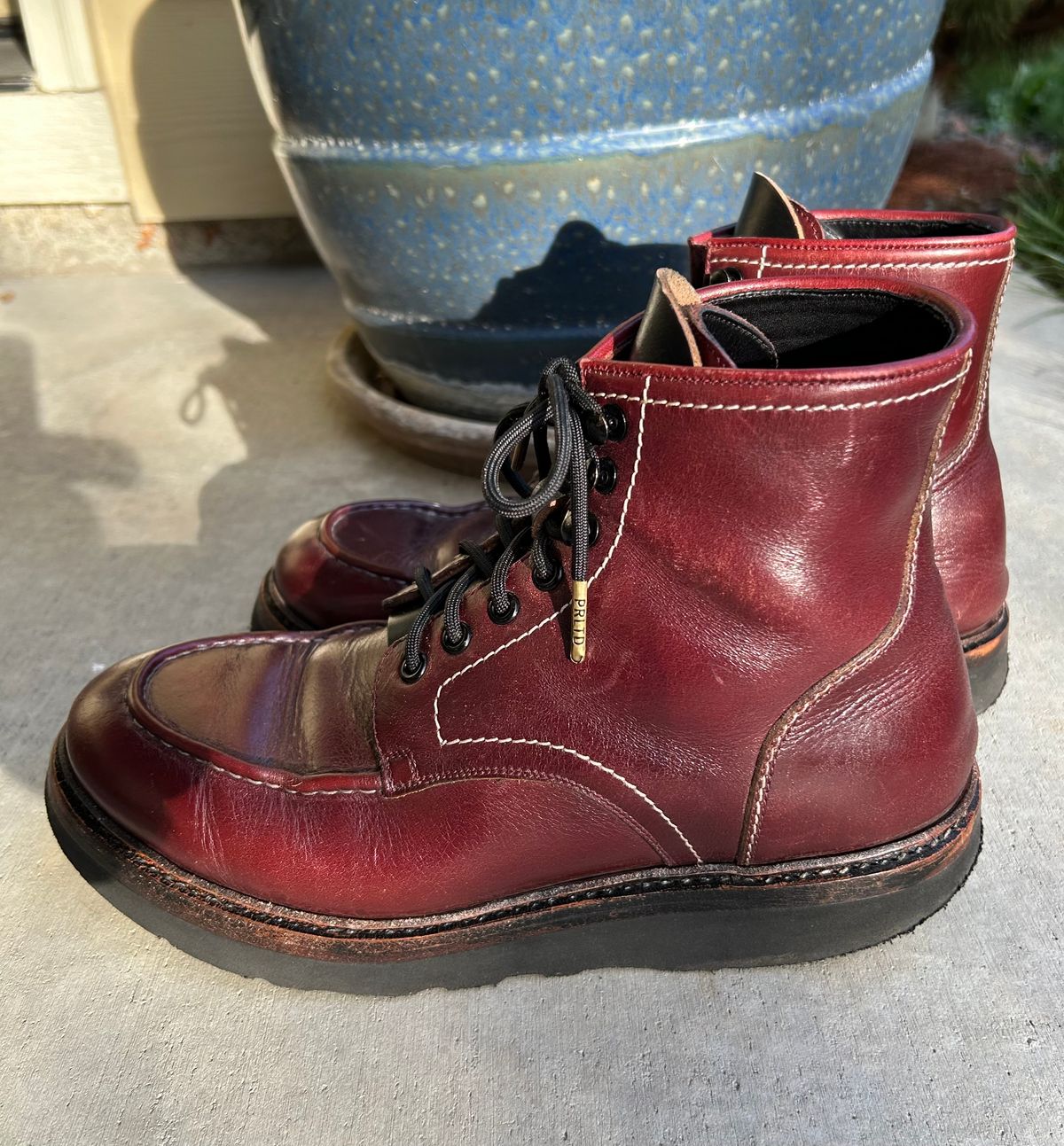 Photo by BB02 on March 3, 2026 of the Blkbrd Shoemaker Dallas in Horween Burgundy Chromexcel.