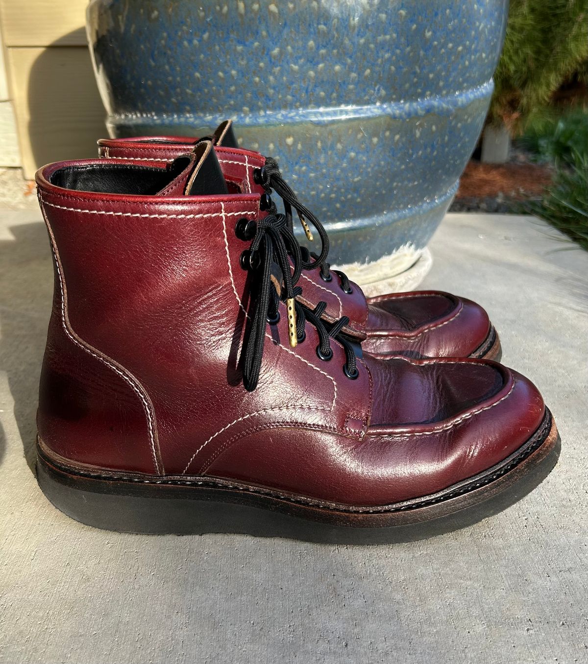 Photo by BB02 on March 3, 2026 of the Blkbrd Shoemaker Dallas in Horween Burgundy Chromexcel.