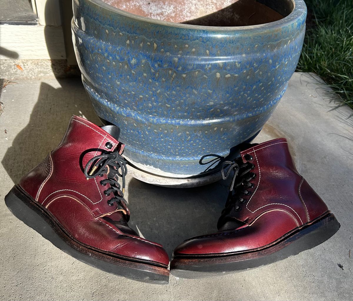 Photo by BB02 on April 3, 2026 of the Blkbrd Shoemaker Dallas in Horween Burgundy Chromexcel.
