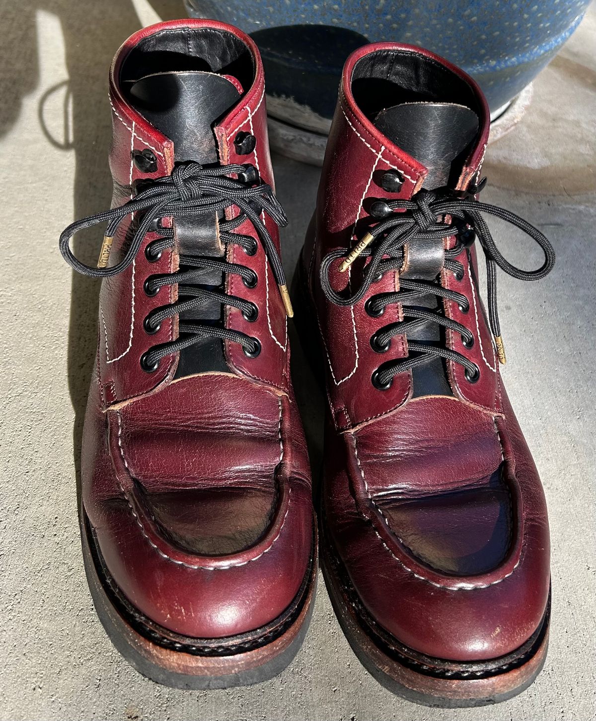 Photo by BB02 on April 3, 2026 of the Blkbrd Shoemaker Dallas in Horween Burgundy Chromexcel.
