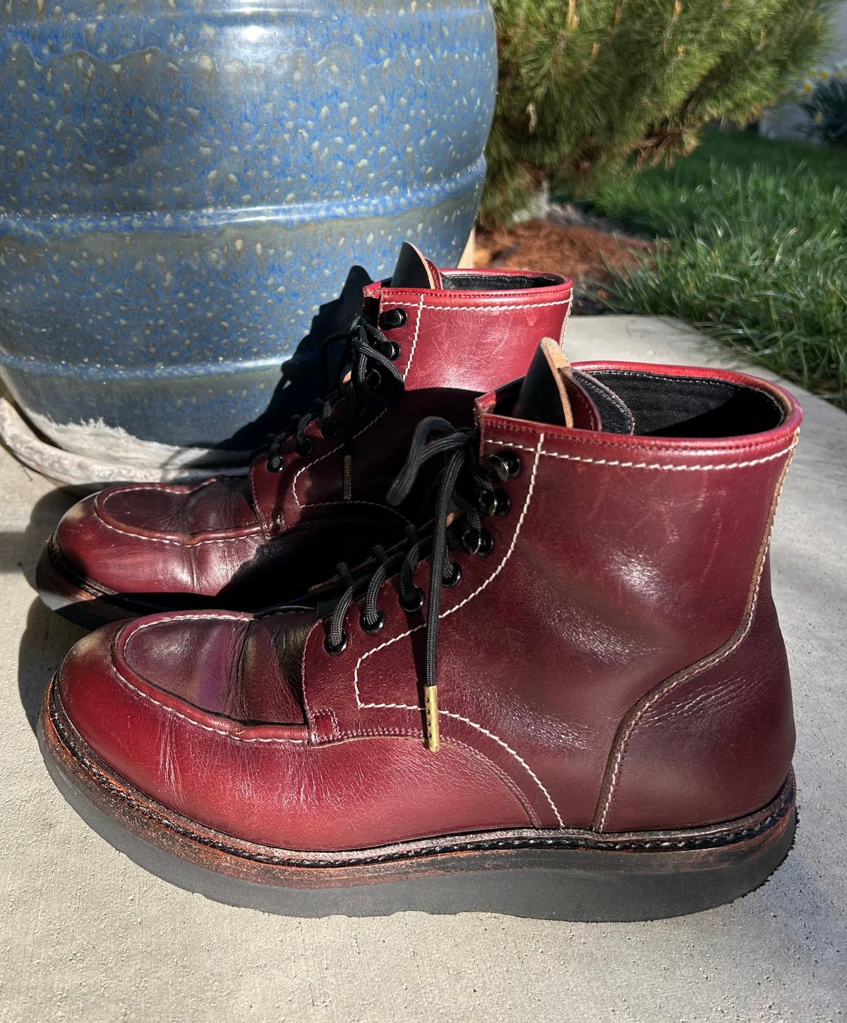 Photo by BB02 on April 3, 2026 of the Blkbrd Shoemaker Dallas in Horween Burgundy Chromexcel.